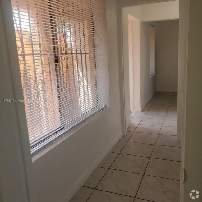 Building Photo - 1842 NW 19th Terrace Unit 2 Rental
