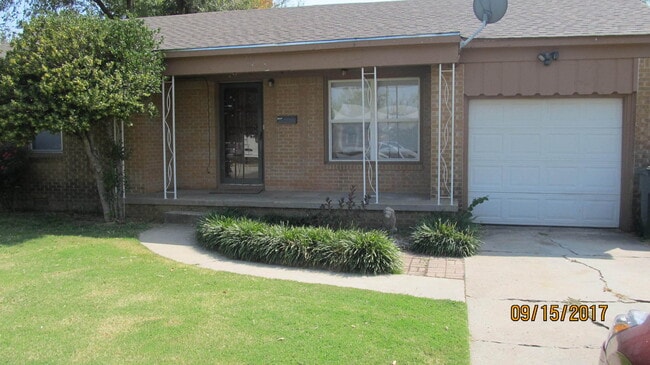 Building Photo - 2 bedroom/1 bathroom - Centrally Located i...