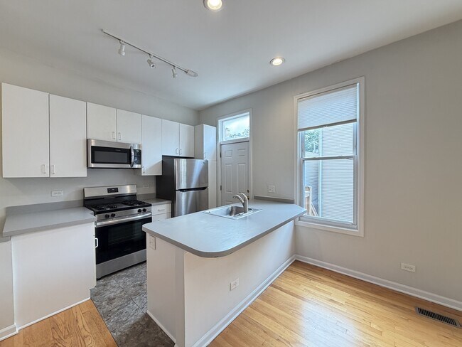Photo - 1129 N Winchester Ave Unit 2C