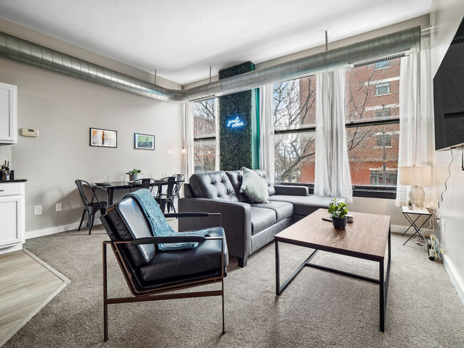 Building Photo - 1211 W 9th St Rental