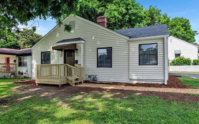 Photo - 741 Center Pl SW