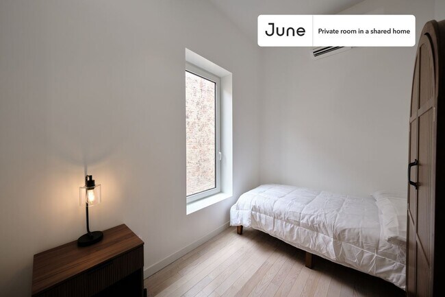 Room in Shared 4 bed/4 bath home in Ditmas Park