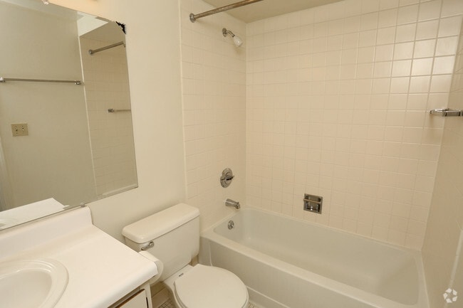 1BR, 1BA - 740SF - Bathroom - University Plaza Apartments