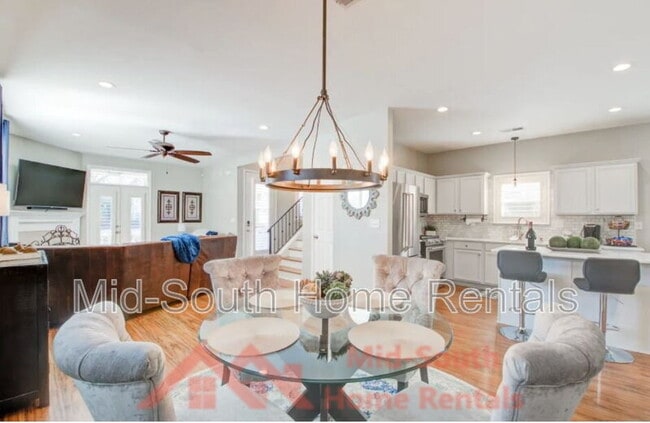 Photo - 1228 Island Pl E