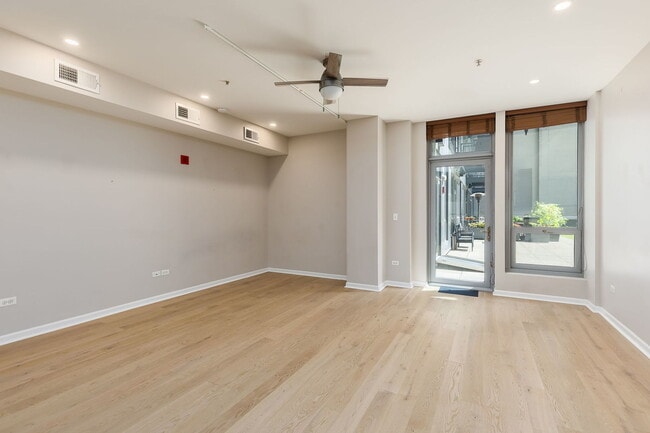 Photo - 565 W Quincy St Unit 814