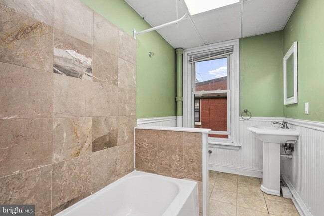 Photo - 305 W Biddle St