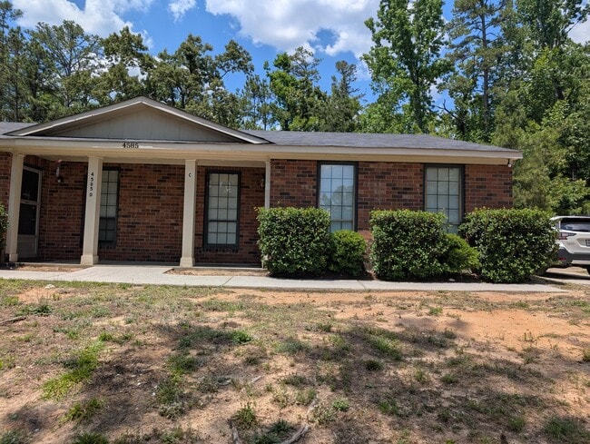 Building Photo - 4585 Hickory Dr