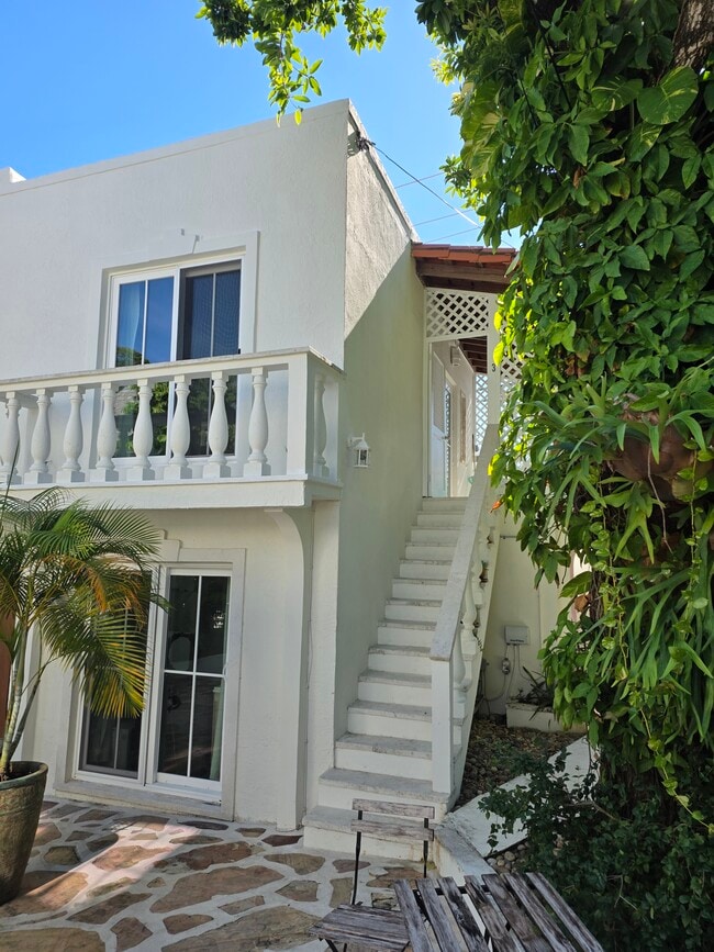 Private entrance - 912 NE 81st St Unit #3