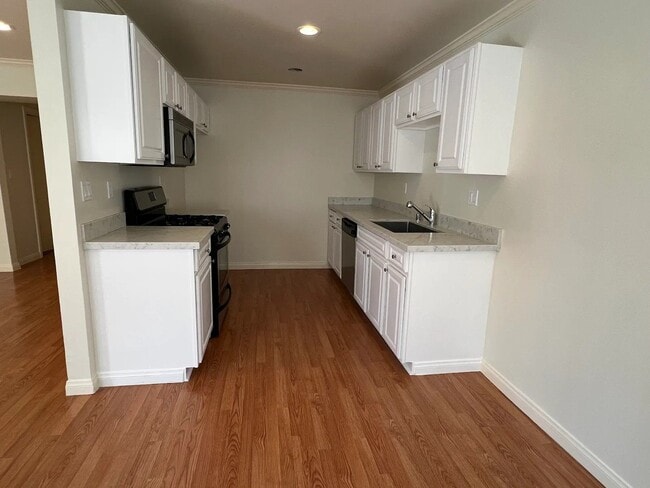 625 E Cypress Ave Unit B