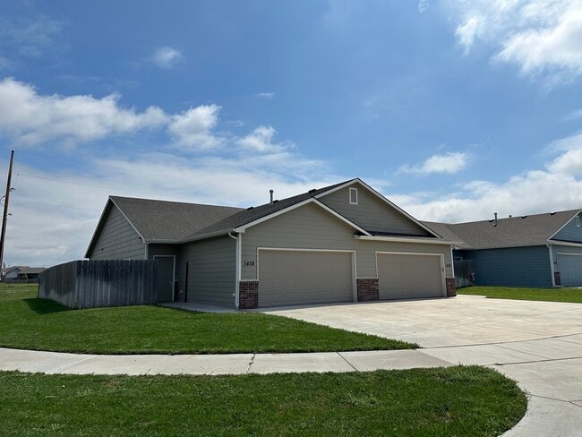 Building Photo - 1438 Azena St Rental
