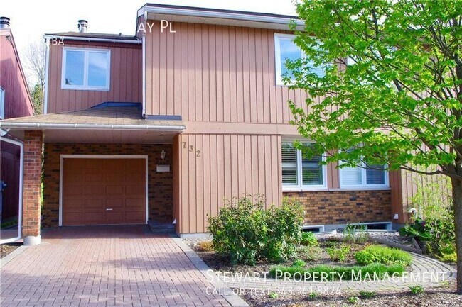 Photo - 732 Mooney's Bay Pl