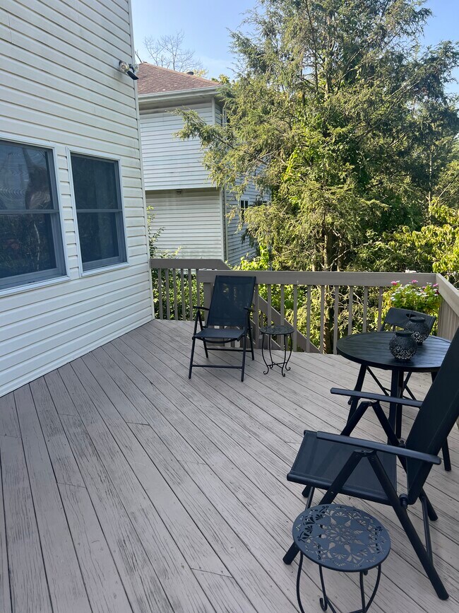 Photo - 33 Gainsborg Ave E