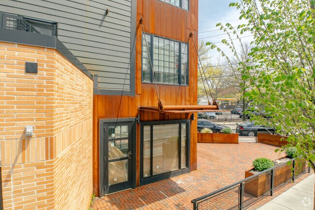 Entrada al edificio - Iman Crossing