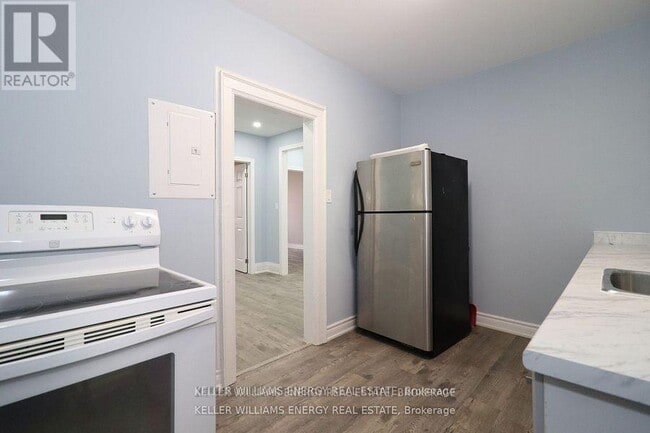 Photo - 84 Simcoe St N