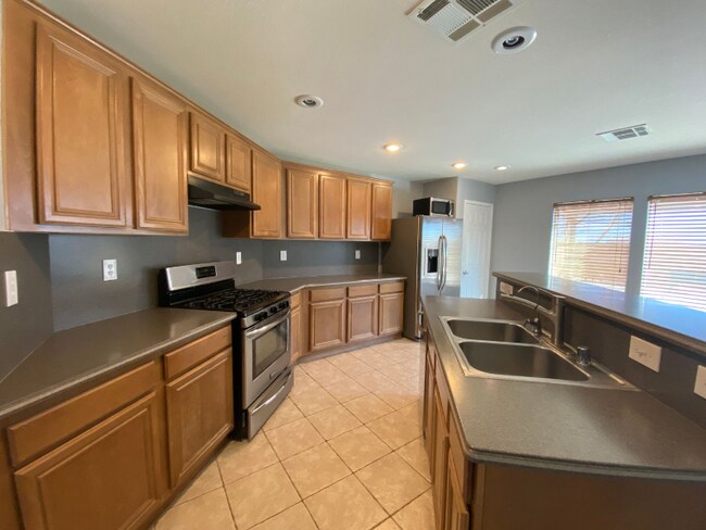 Photo - 668 Magrath St