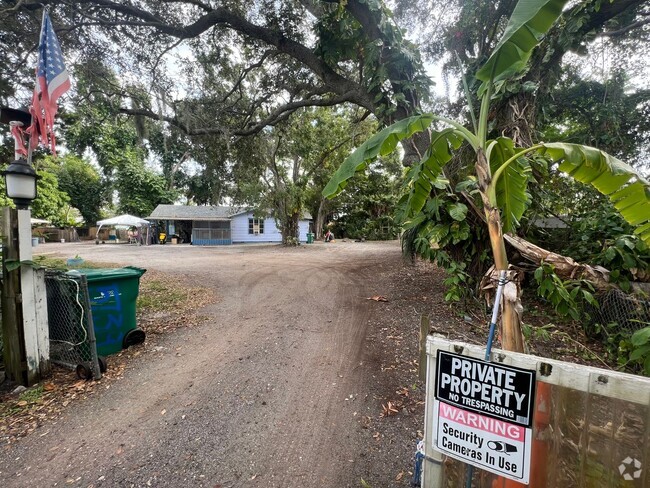 Building Photo - RYDEs Triplex 5739 7th St Ct E Bradenton Unit B Rental