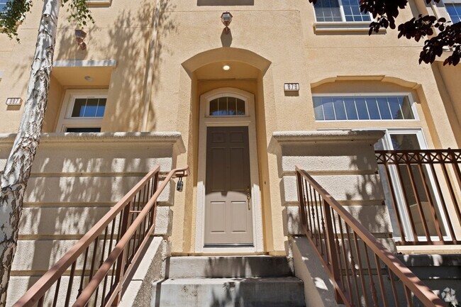 Building Photo - CONVENIENT & LUXURIOUS TOWNHOME BEAUTIFULL...