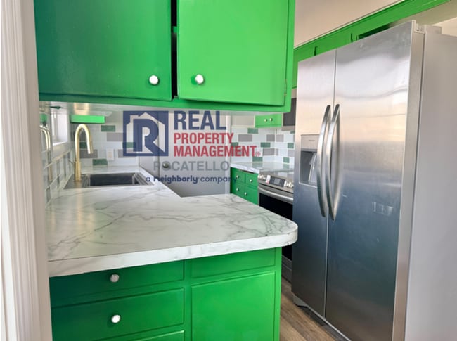 Photo - 5 bed 2 bath house - 1 car garage - pet friendly