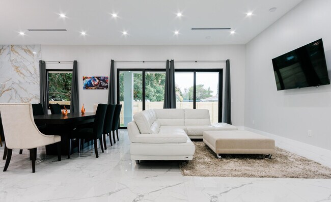 Photo - 909 NW 4th Ave