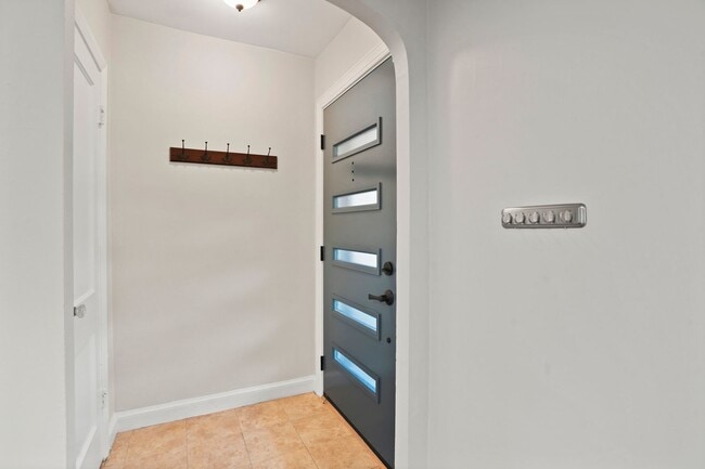 Building Photo - Brentwood Beauty