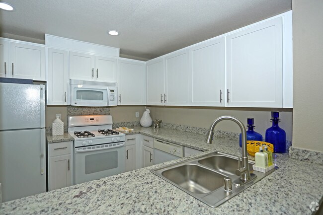 2BD, 2BA - 1080 SF