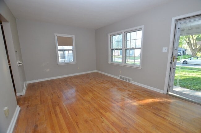 Photo - Cute Merle Hay Home!