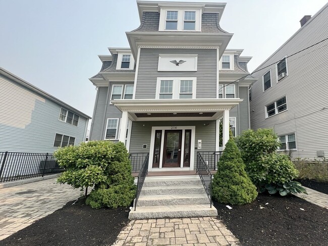 Building Photo - 214-216 E Eagle St Unit 4