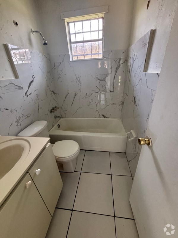 Building Photo - 1413 NW 8th Ave Rental