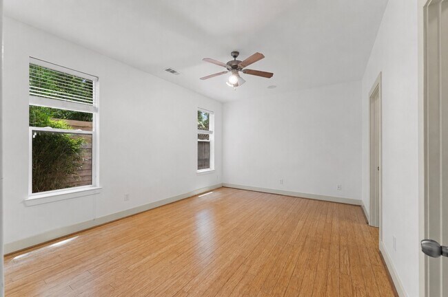 Photo - 1121 Moy St