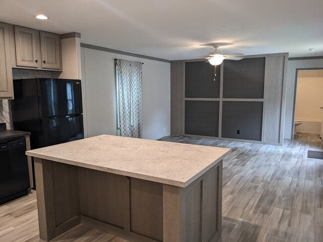 Photo - 855 W Jefferson St