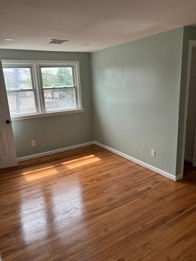 Room 1 - 1158 Roosevelt Ave Unit 1