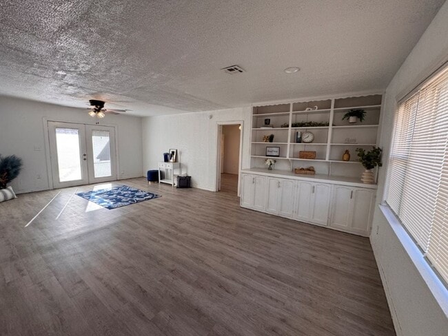 Photo - 2 bed 2 bad!  New paint, new flooring, new range, fenced yard!