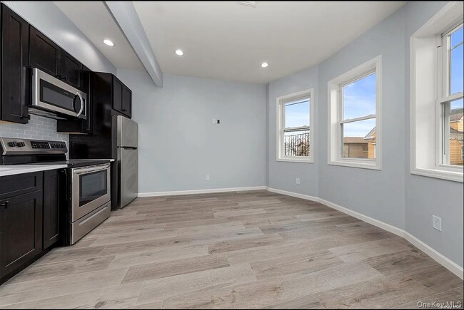 Building Photo - 32-17 105th St Unit 2F