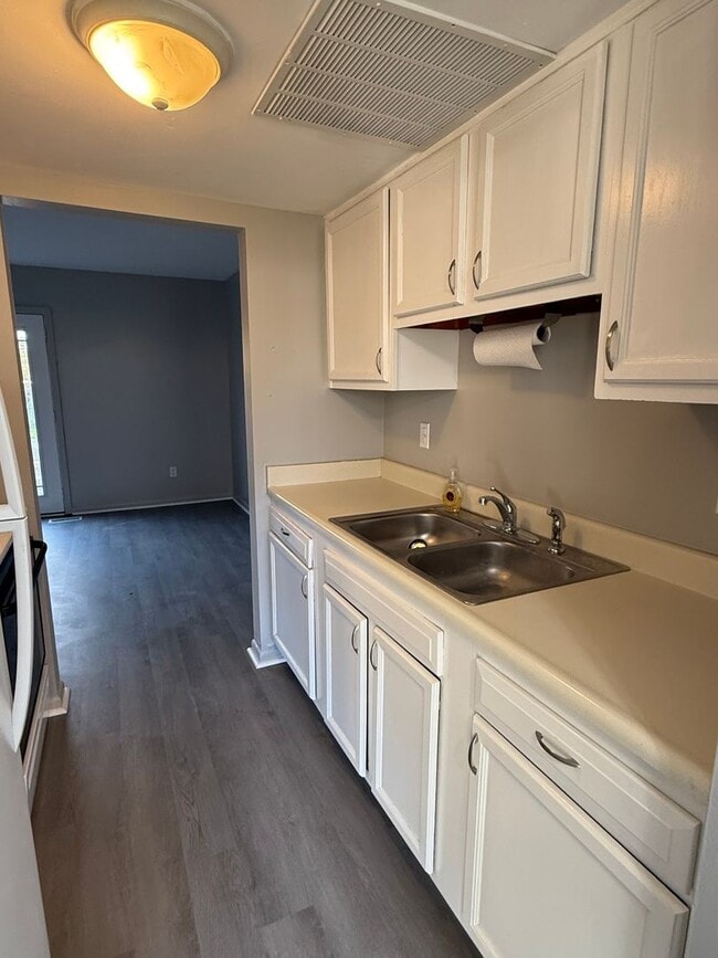 Photo - 6820-6826 Emerald Ave Unit 6824