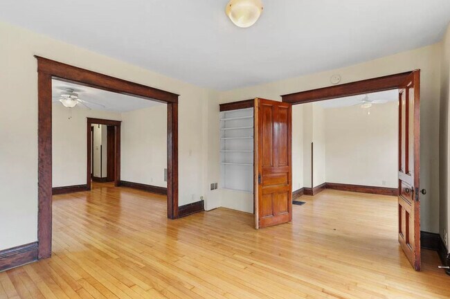 Sala de estar con vista al comedor y al dormitorio. - 707 S Dickinson St Unidad 707 S. Dickinson