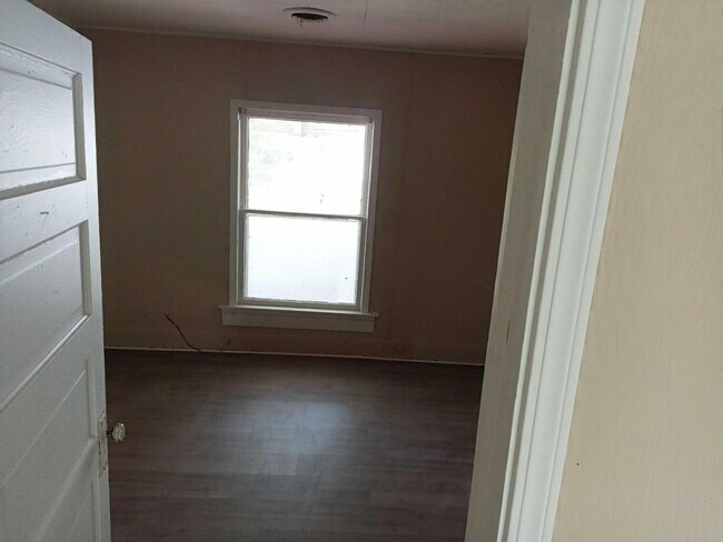 Photo - 839 E 2nd St