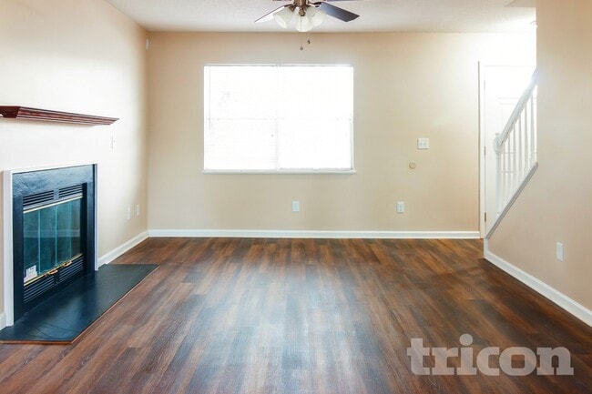 Photo - 438 Oakbrook Village Rd