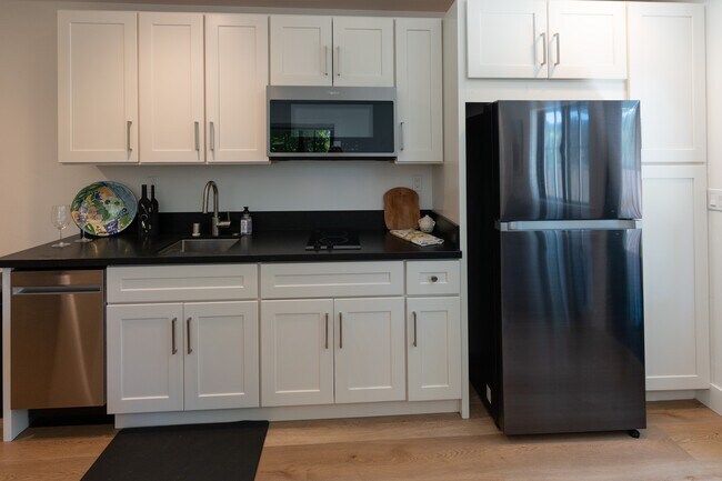 Cocina equipada con estufa de 2 quemadores, refrigerador grande, microondas con horno y lavavajillas. - 1110 Glen Rd