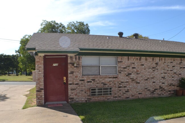 Half Duplex 2 Bedrooms 1 Bath For Lease in... - Half Duplex 2 Bedrooms 1 Bath For Lease in... House