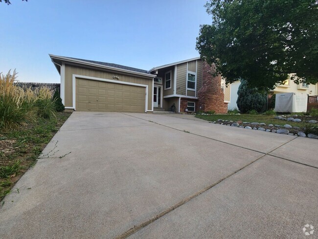 Building Photo - Huge 3 Bed 2 Bath Home With Patio, Deck, a...