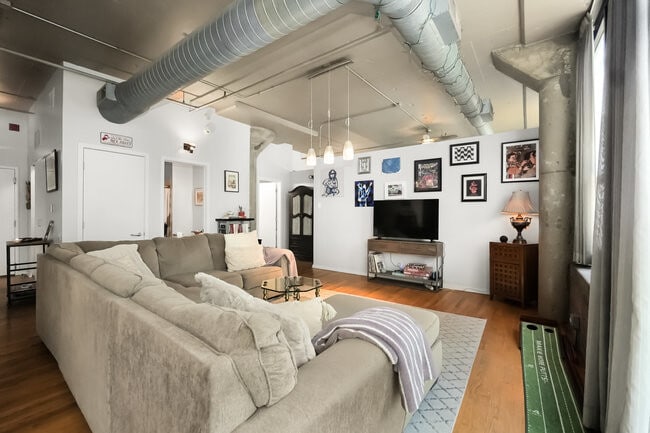 Building Photo - 130 S Canal St Rental