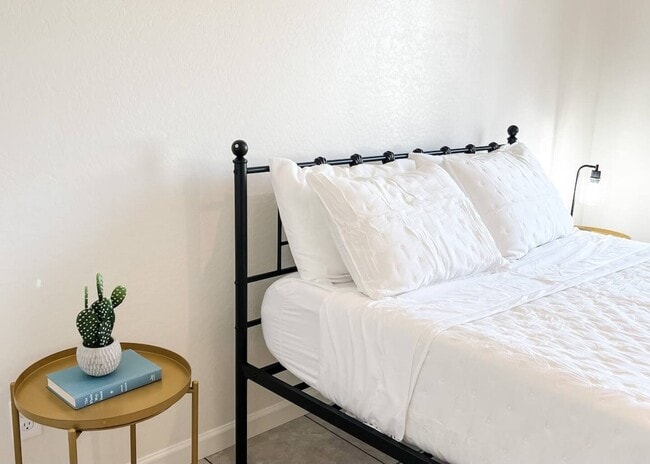 Cama Queen - 8503 E Leigh Dr