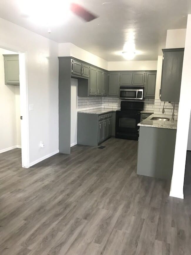 Photo - Completely Remodeled 2 Story Duplex - Putn...