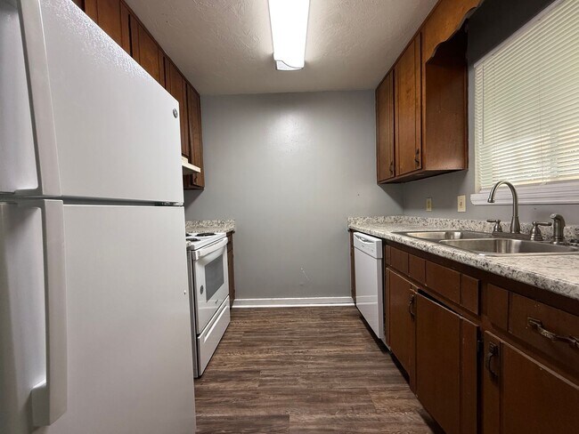 Photo - Downstairs unit off E Park avail NOW!!! Unit D