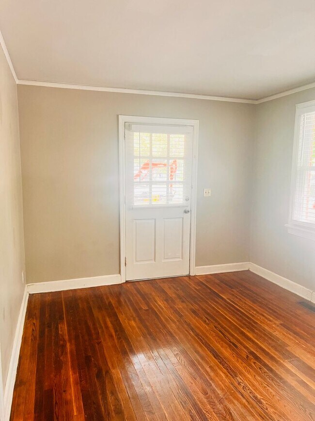 2 Bedroom, 1 Bath in Rosewood Available NOW House House Rental in