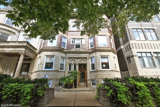 Building Photo - 522 W Oakdale Ave Unit 3W