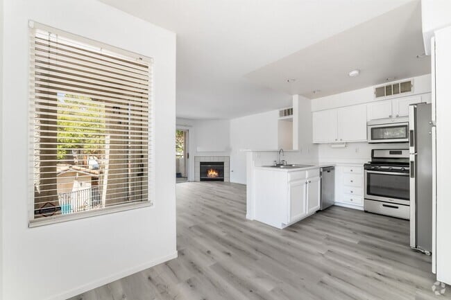 Building Photo - Upgraded Condo with Pool Views!