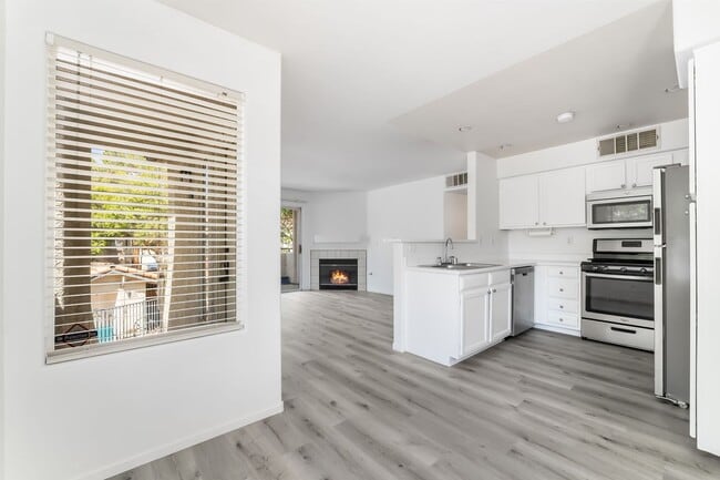 Upgraded Condo with Pool Views! - Upgraded Condo with Pool Views!
