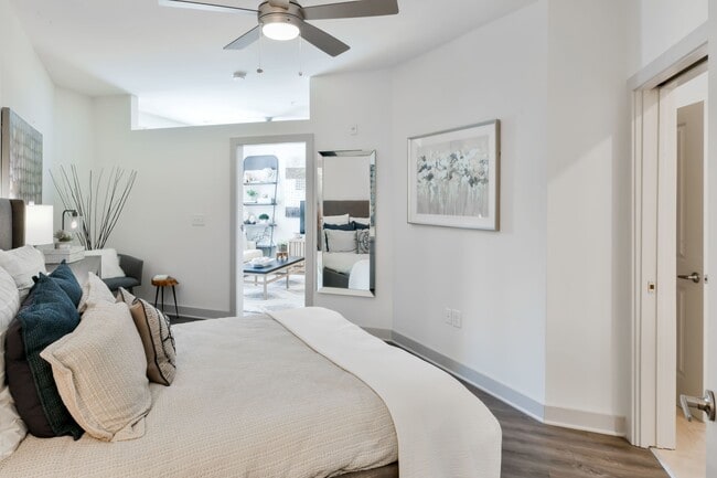 Habitación con ventilador de techo