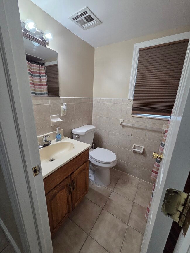 Bathroom - 362 Forest St Unit House 1